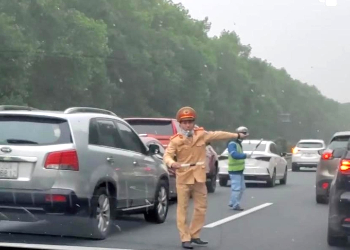 5 ô tô tông liên hoàn, cao tốc Pháp Vân - Cầu Giẽ tắc dài từ sáng sớm - 4