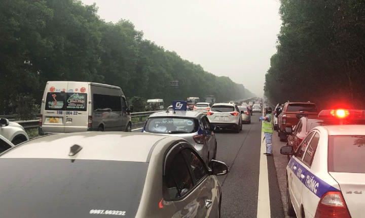 5 ô tô tông liên hoàn, cao tốc Pháp Vân - Cầu Giẽ tắc dài từ sáng sớm - 5