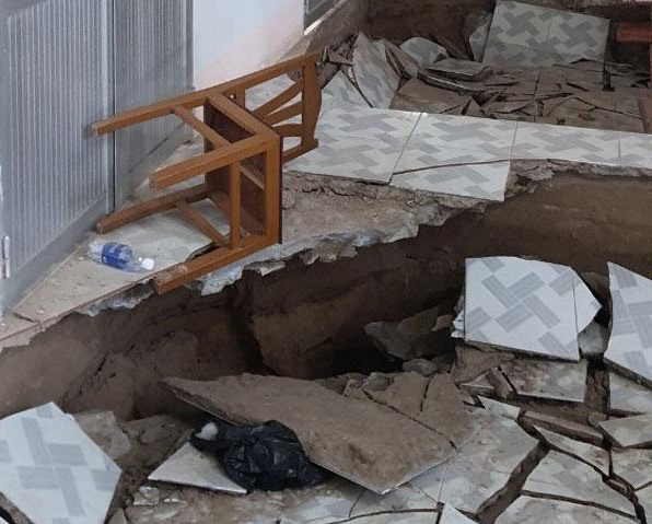 Trung tâm y tế bất ngờ sụt nền, người dân tiêm vaccine COVID-19 bỏ chạy - 1