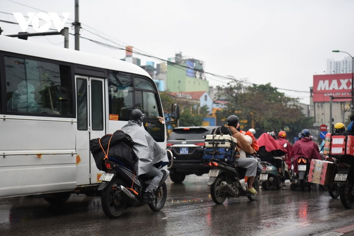 Ngày đầu nghỉ Tết: Người dân đội mưa, hối hả về quê ăn Tết - 9