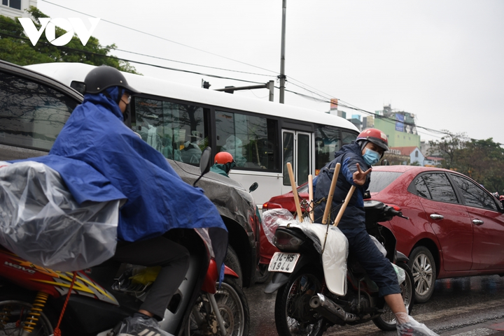 Ngày đầu nghỉ Tết: Người dân đội mưa, hối hả về quê ăn Tết - 13