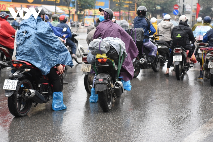 Ngày đầu nghỉ Tết: Người dân đội mưa, hối hả về quê ăn Tết - 5