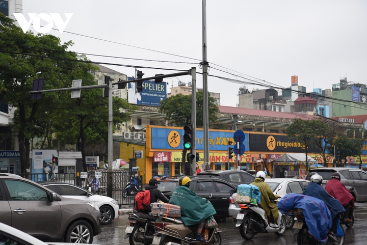 Ngày đầu nghỉ Tết: Người dân đội mưa, hối hả về quê ăn Tết - 7