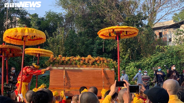 Hàng nghìn tăng ni, phật tử tiễn biệt Thiền sư Thích Nhất Hạnh - 4