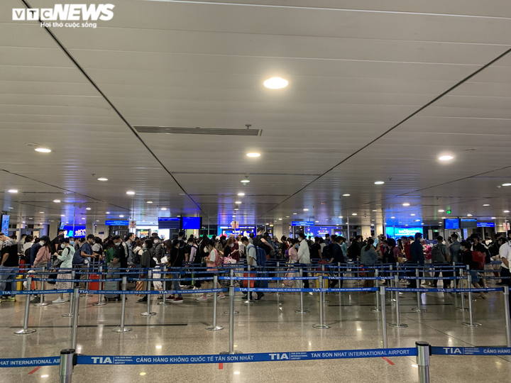 Ảnh: Hành khách 'rồng rắn' xếp hàng chờ bay ở Tân Sơn Nhất ngày 27 Tết - 9
