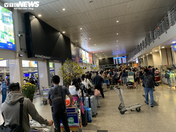 Ảnh: Hành khách 'rồng rắn' xếp hàng chờ bay ở Tân Sơn Nhất ngày 27 Tết - 3