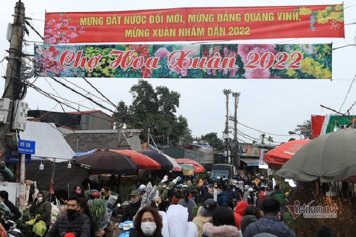 Dòng xe xuôi ngược trên hè dưới phố ngày 28 Tết, ô tô 'bò' trên đường Hà Nội - 10