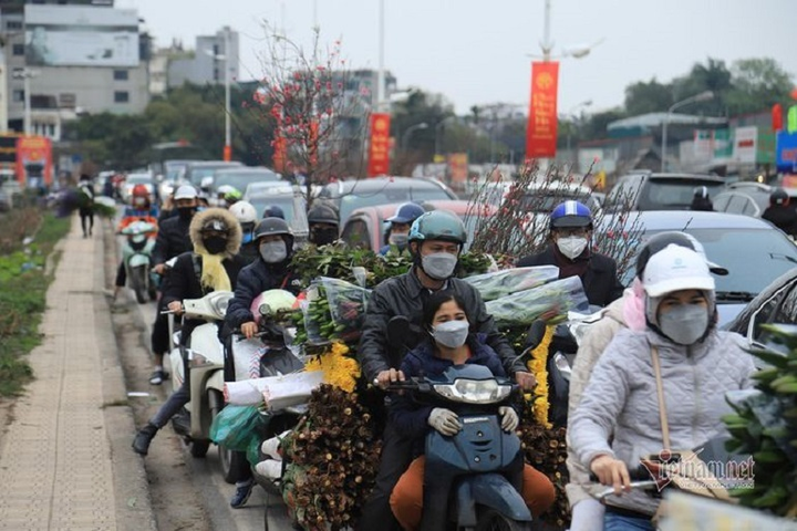 Dòng xe xuôi ngược trên hè dưới phố ngày 28 Tết, ô tô 'bò' trên đường Hà Nội - 3