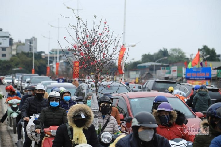 Dòng xe xuôi ngược trên hè dưới phố ngày 28 Tết, ô tô 'bò' trên đường Hà Nội - 4