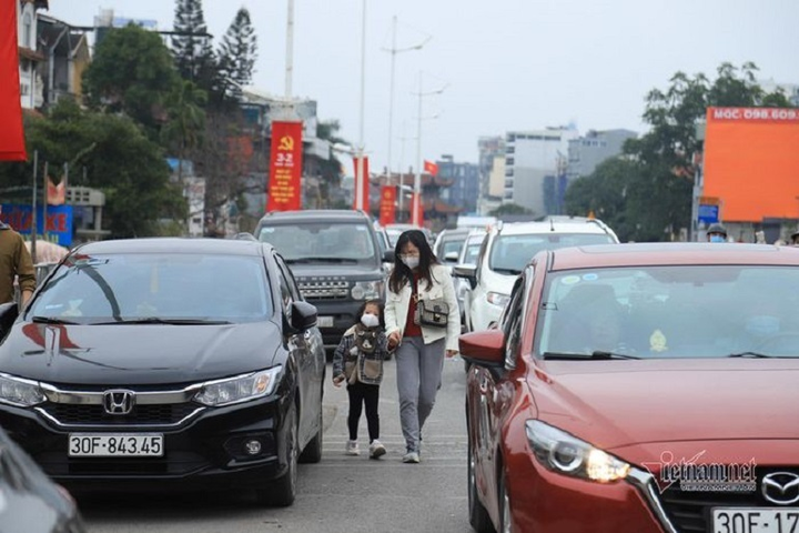 Dòng xe xuôi ngược trên hè dưới phố ngày 28 Tết, ô tô 'bò' trên đường Hà Nội - 5