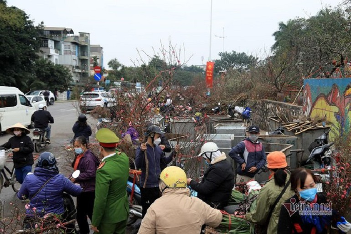 Dòng xe xuôi ngược trên hè dưới phố ngày 28 Tết, ô tô 'bò' trên đường Hà Nội - 7