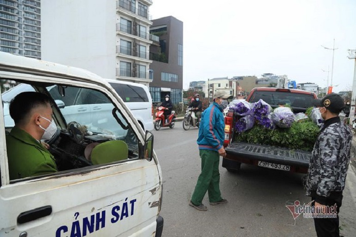 Dòng xe xuôi ngược trên hè dưới phố ngày 28 Tết, ô tô 'bò' trên đường Hà Nội - 8