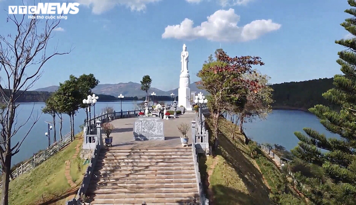 Ảnh: Đẹp mê mẩn hồ nước tự nhiên gần 300 hecta ở đại ngàn Tây Nguyên - 9