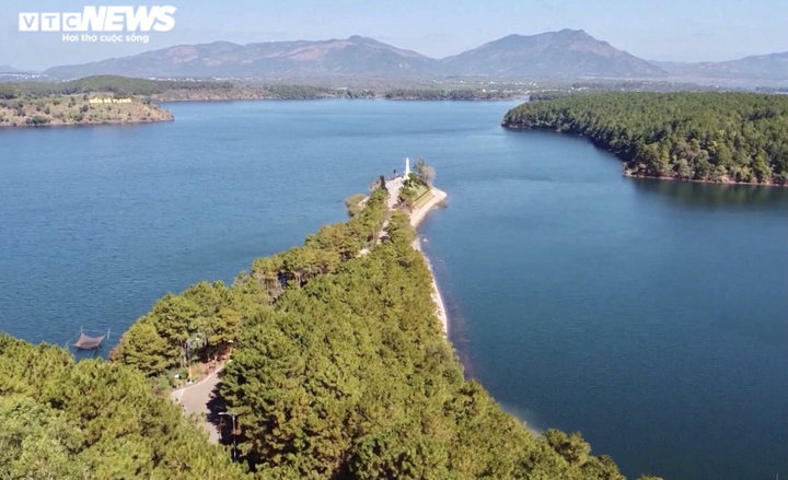 Ảnh: Đẹp mê mẩn hồ nước tự nhiên gần 300 hecta ở đại ngàn Tây Nguyên - 1