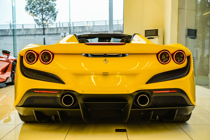 Ferrari F8 Spider ảnh 5 Chi tiết Ferrari F8 Spider với gói nội thất carbon tại Việt Nam - 5