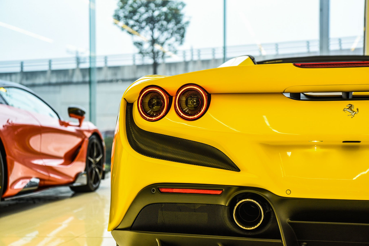 Ferrari F8 Spider ảnh 9 Chi tiết Ferrari F8 Spider với gói nội thất carbon tại Việt Nam - 9