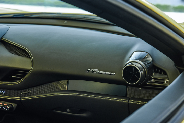 Ferrari F8 Spider ảnh 18 Chi tiết Ferrari F8 Spider với gói nội thất carbon tại Việt Nam - 18