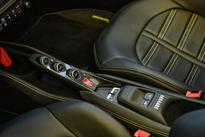 Ferrari F8 Spider ảnh 15 Chi tiết Ferrari F8 Spider với gói nội thất carbon tại Việt Nam - 15
