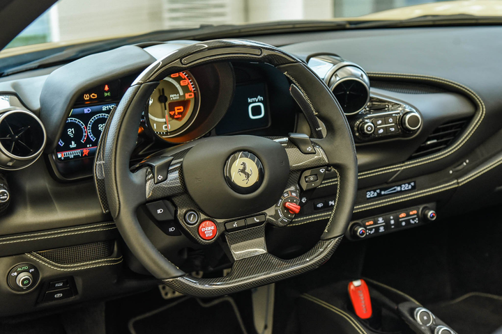 Ferrari F8 Spider ảnh 13 Chi tiết Ferrari F8 Spider với gói nội thất carbon tại Việt Nam - 13