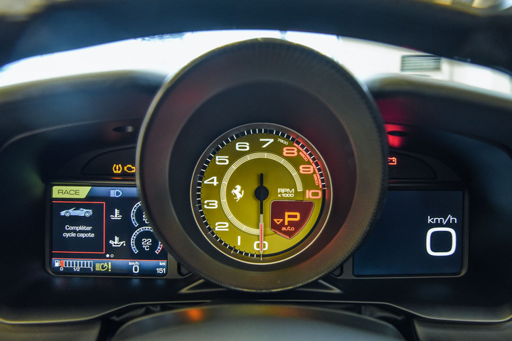 Ferrari F8 Spider ảnh 14 Chi tiết Ferrari F8 Spider với gói nội thất carbon tại Việt Nam - 14