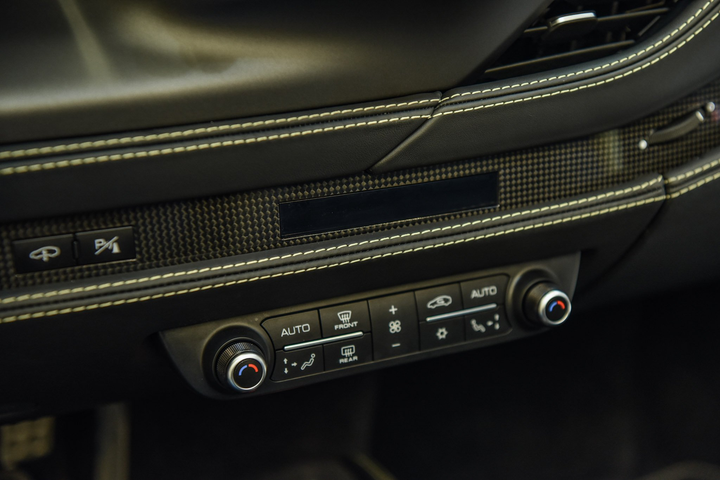 Ferrari F8 Spider ảnh 17 Chi tiết Ferrari F8 Spider với gói nội thất carbon tại Việt Nam - 17