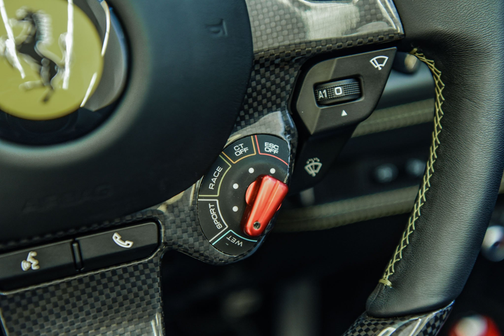 Ferrari F8 Spider ảnh 16 Chi tiết Ferrari F8 Spider với gói nội thất carbon tại Việt Nam - 16