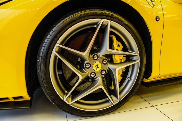 Ferrari F8 Spider ảnh 7 Chi tiết Ferrari F8 Spider với gói nội thất carbon tại Việt Nam - 7