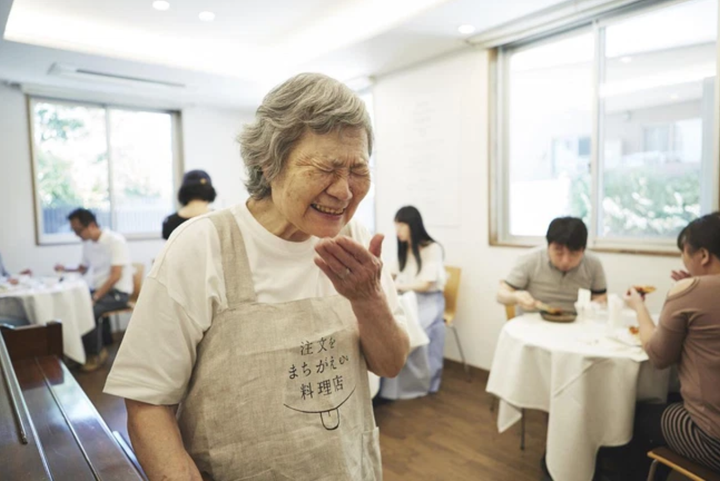 Nhà hàng toàn phục vụ sai món nhưng không khách nào phàn nàn, lý do đầy xúc động - 1