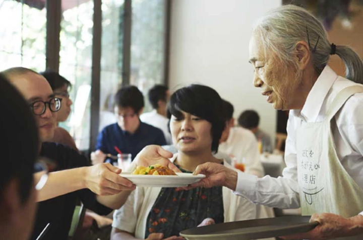 Nhà hàng toàn phục vụ sai món nhưng không khách nào phàn nàn, lý do đầy xúc động - 6