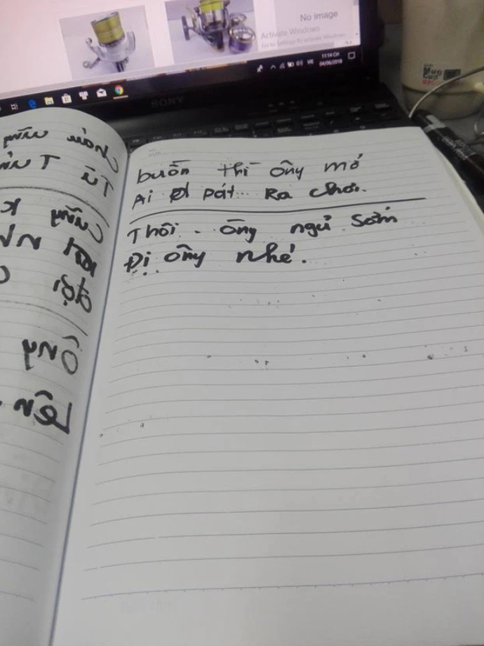 Chàng trai miệt mài trò chuyện với cụ ông khiếm thính, nhìn cách 'nói' mà thương - 4