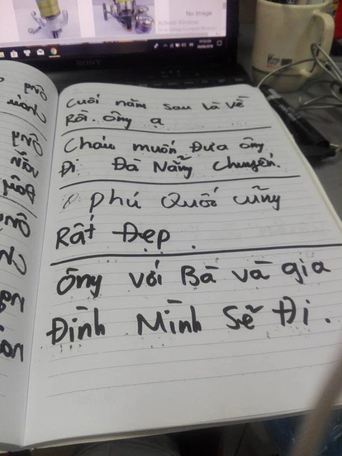 Chàng trai miệt mài trò chuyện với cụ ông khiếm thính, nhìn cách 'nói' mà thương - 3