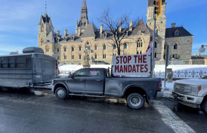 Hàng nghìn lái xe tràn vào thủ đô biểu tình, Thủ tướng Canada phải sơ tán - 2