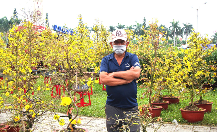 Tiểu thương chợ hoa xuân Đà Nẵng bán hạ giá, chạy mưa ngày cuối năm - 5