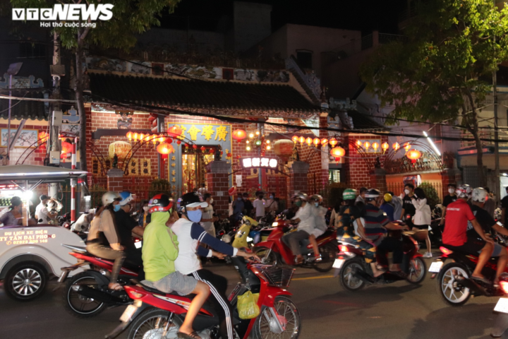 Cả nước đón giao thừa Tết Nhâm Dần 2022 - 36