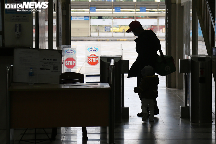 Ảnh: Dân Hà Nội hối hả du xuân, sắm Tết ngày cuối năm - 13