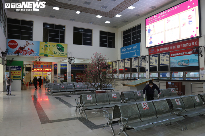 Ảnh: Dân Hà Nội hối hả du xuân, sắm Tết ngày cuối năm - 14