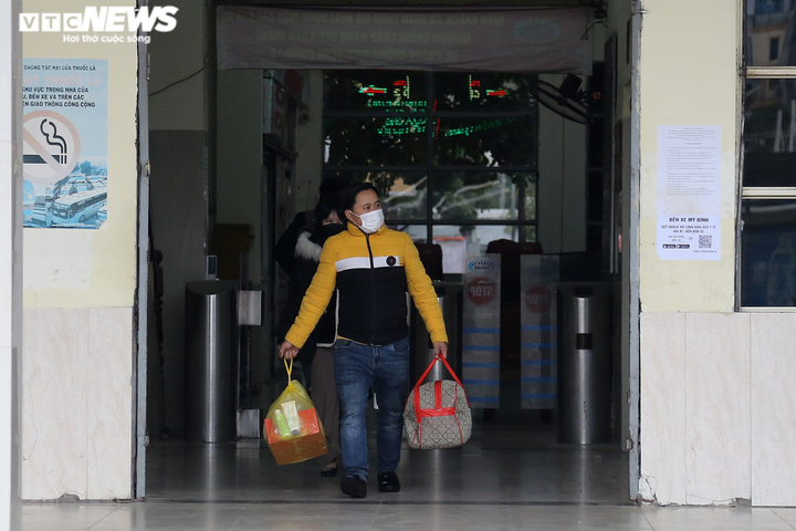 Ảnh: Dân Hà Nội hối hả du xuân, sắm Tết ngày cuối năm - 16