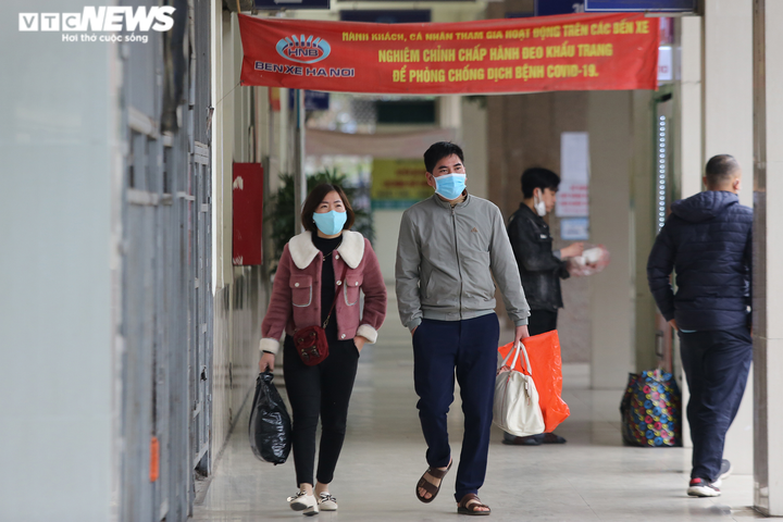 Ảnh: Dân Hà Nội hối hả du xuân, sắm Tết ngày cuối năm - 15