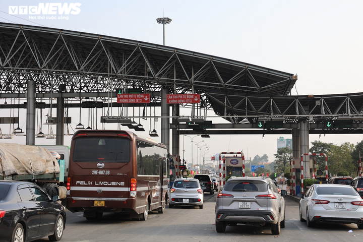 Ảnh: Dân Hà Nội hối hả du xuân, sắm Tết ngày cuối năm - 10