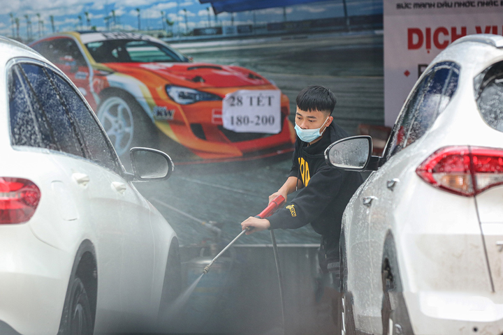 Dịch vụ rửa xe ở Hà Nội đồng loạt tăng giá nhưng vẫn quá tải - 2