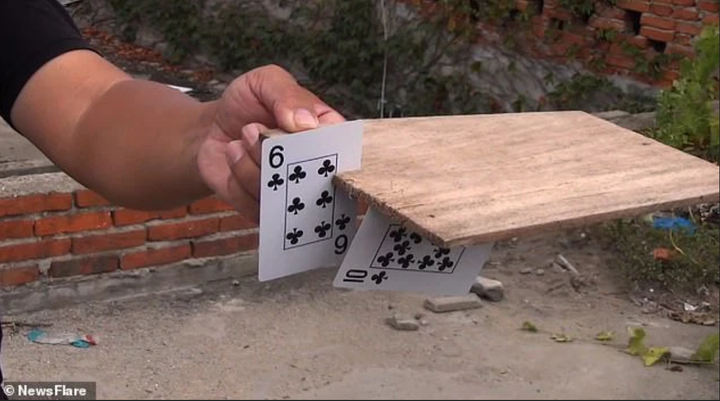 Cậu bé có biệt tài ‘thần sầu’: Phi bài cắt trái cây ngọt xớt, cắt xuyên cả gỗ - 2