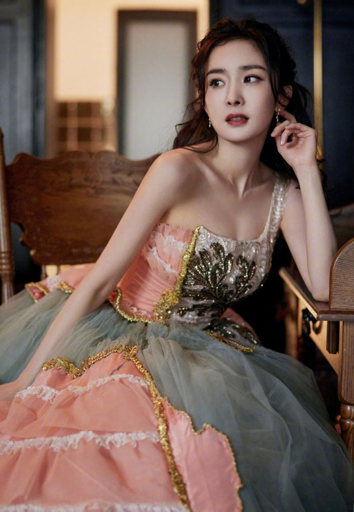 Sao Hoa ngữ lì xì cho nhân viên: Xe hơi tiền tỷ, tiền mặt vài trăm triệu - 2