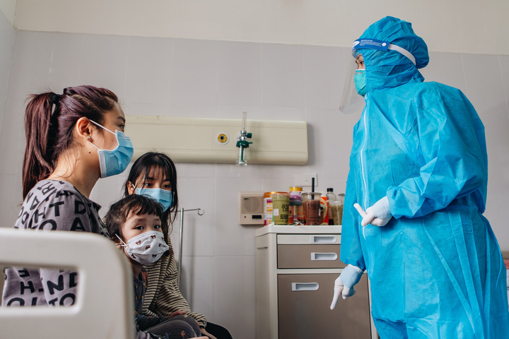 Số lượng trẻ mắc COVID-19 nhập viện tại miền Bắc có xu hướng tăng - 2