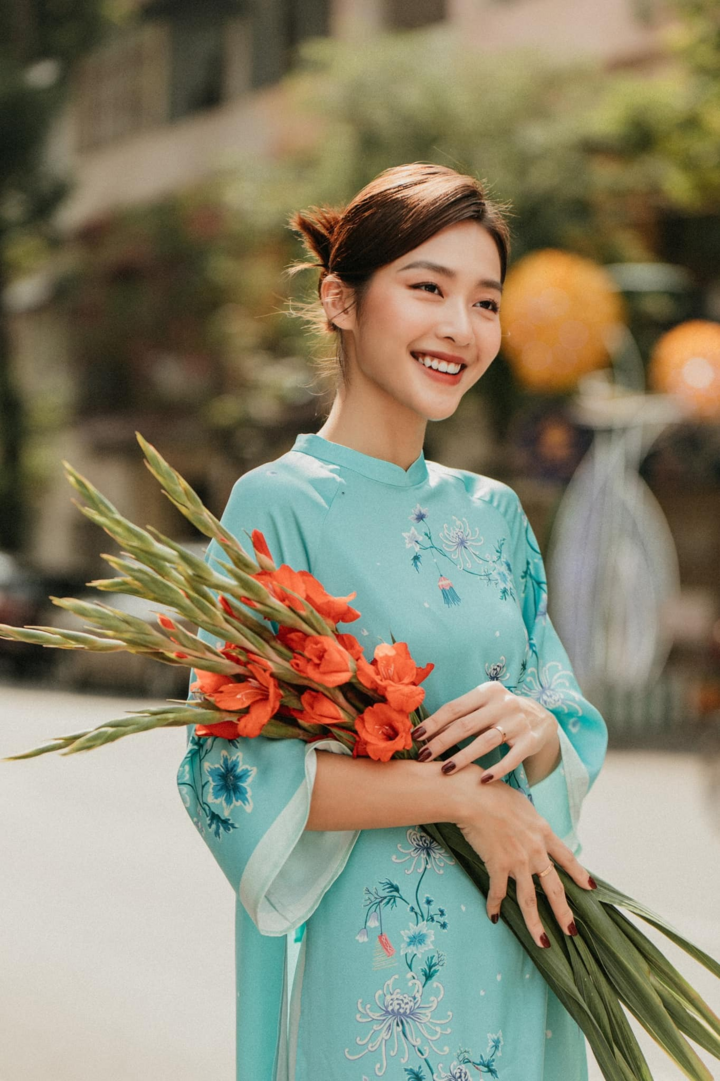 Sao Việt 'lên đồ' xúng xính ngày đầu năm mới - 9