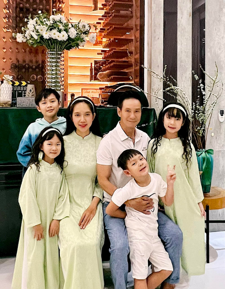 Sao Việt 'lên đồ' xúng xính ngày đầu năm mới - 7
