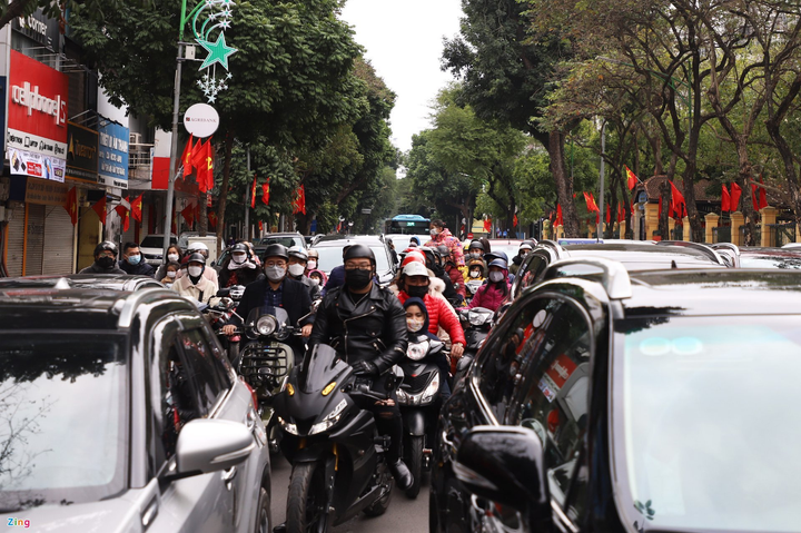 Các tuyến phố trung tâm Hà Nội kẹt cứng chiều mùng 1 Tết - 2