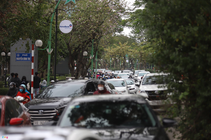 Các tuyến phố trung tâm Hà Nội kẹt cứng chiều mùng 1 Tết - 11