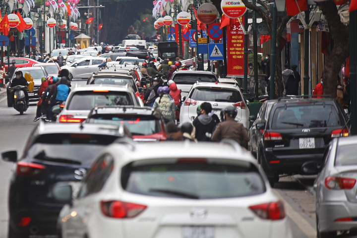Các tuyến phố trung tâm Hà Nội kẹt cứng chiều mùng 1 Tết - 4