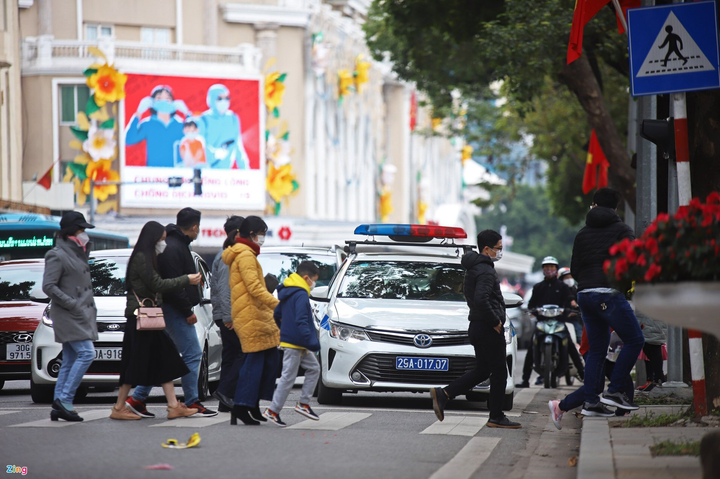 Các tuyến phố trung tâm Hà Nội kẹt cứng chiều mùng 1 Tết - 10