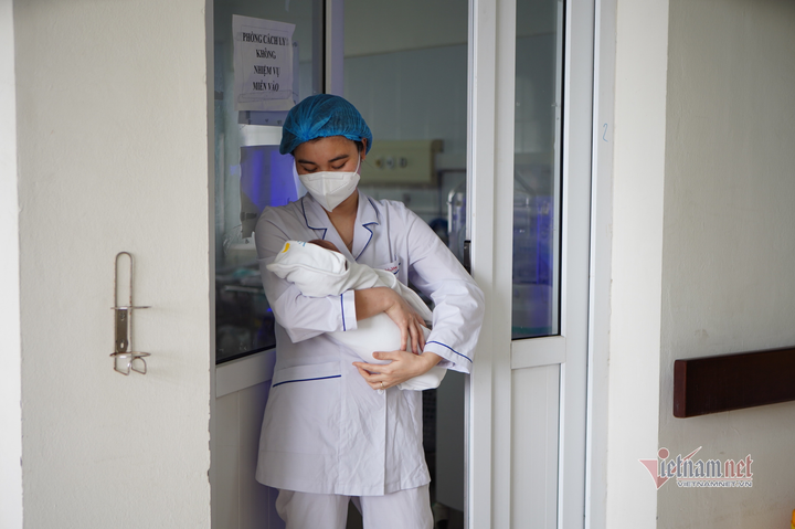 Tết đầu tiên của những em bé chào đời từ mẹ mắc COVID-19 - 7